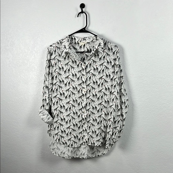 Jane & Delancey Giraffe Print Roll Tab Sleeve Button Front Collared Top Size M - Picture 1 of 10